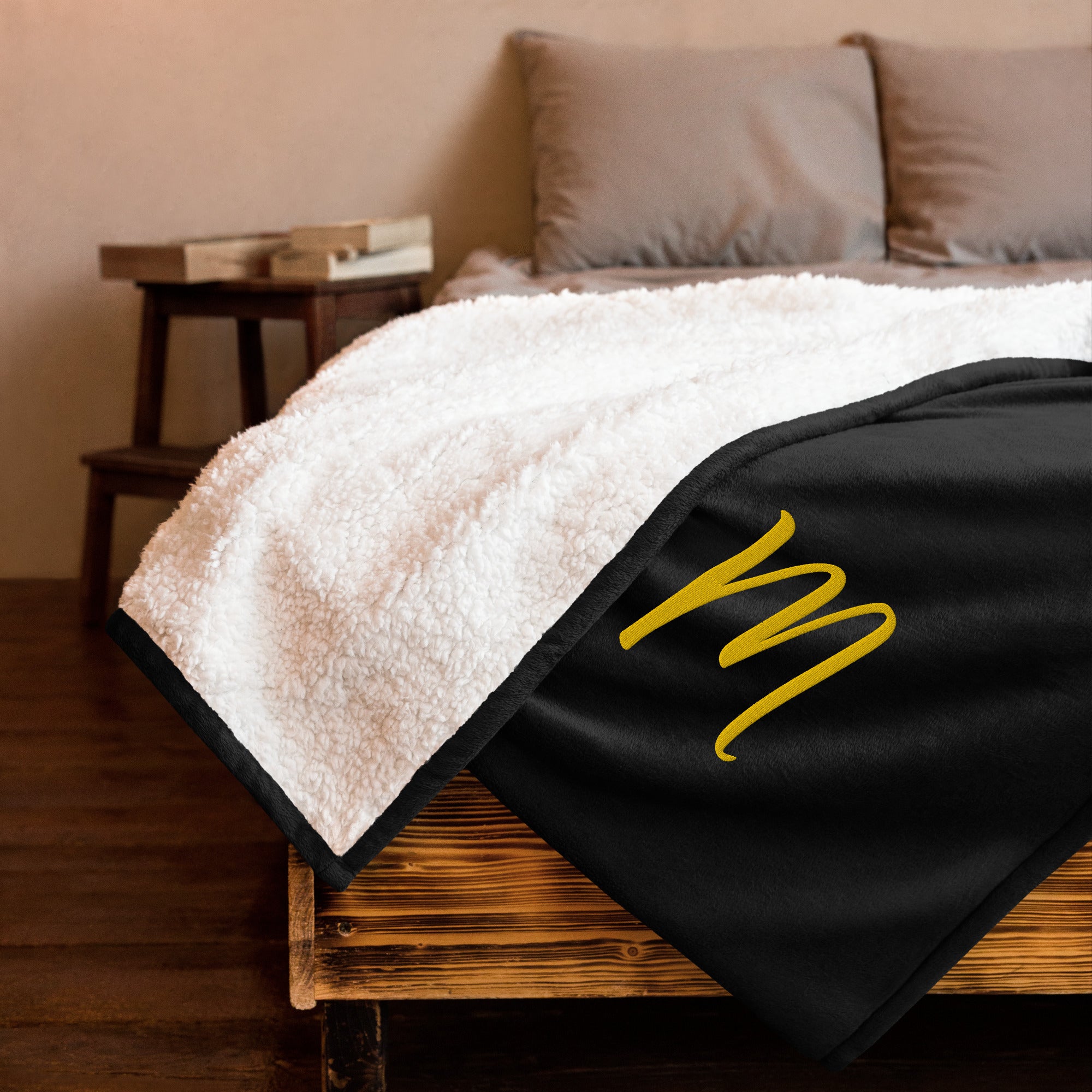 EMBROIDERED PREMIUM SHERPA BLANKET-M