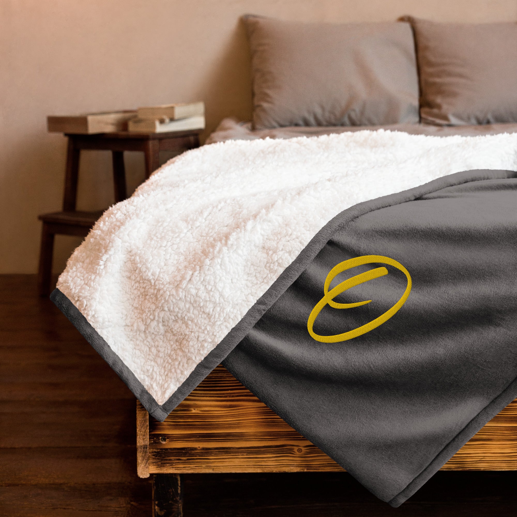 EMBROIDERED PREMIUM SHERPA BLANKET-O